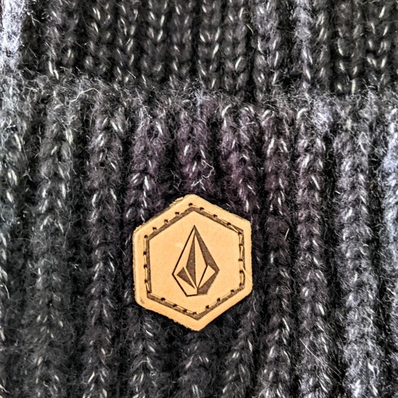NWOT Volcom Lula Beanie - Picture 2 of 3